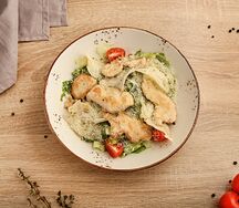 Салат Цезарь с куриной грудкой