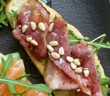 Брускетта с беконом и медом