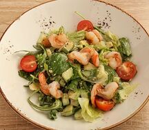 Зеленый салат с креветками