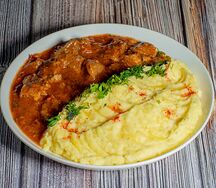 Гуляш из говядины с картофельным пюре