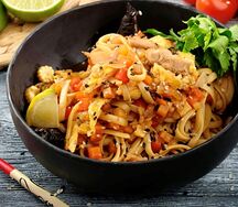 Вок с лапшой и курицей