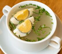 Куриный бульон с домашней лапшой и яйцом