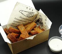 Ржаные гренки с чесночным соусом