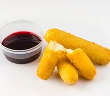 Сырные палочки с ягодным соусом