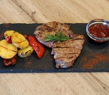 Стейк из cвинoй шеи с овощами на гриле