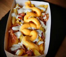 Картофель фри под сыром с беконом