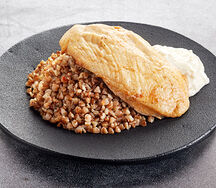 Томлёная куриная грудка с гарниром и соусом на выбор