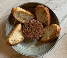 Тартар из говядины с домашним маринованным огурцом