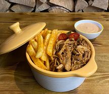 Рваная свинина с картофелем фри (остро)