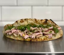 Итальянский сэндвич с мортаделлой и рукколой