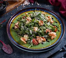 Салат с рукколой, авокадо и креветками