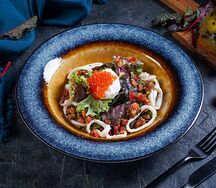 Салат с кальмаром и яйцом пашот