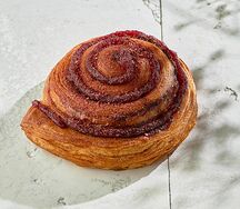 Эскарго с фисташковым кремом, орехом и малиновым кули