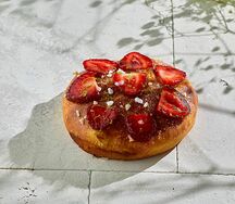 Брессан с жемчужным сахаром и клубникой