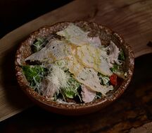 Салат Цезарь с курицей