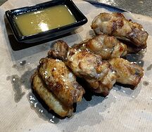 Куриные крылья и пикантный фирменный соус