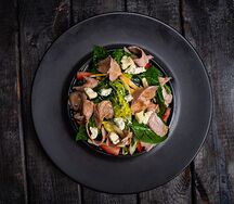 Утка с клубникой и сыром горгонзола