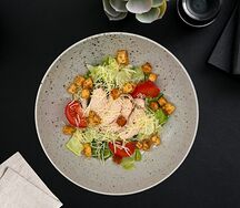 Салат Цезарь с курицей