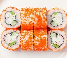Круглый ролл Калифорния со снежным крабом