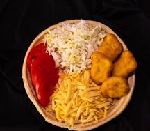 Закрытая пицца Цезарь с наггетсами