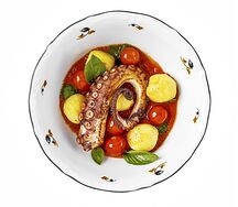 Осьминог на гриле с овощами