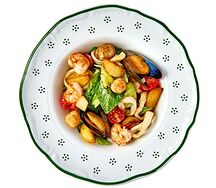 Теплый салат с морепродуктами