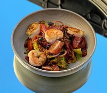 Салат с тигровыми креветками и чечевицей