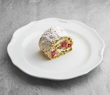 Меренговый рулет с малиной