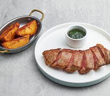 Стриплойн с печеным картофелем и соусом чимичури