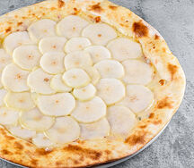 Пицца с грушей и сыром горгонзола