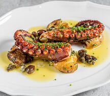 Осьминог с мятым картофелем и каперсами