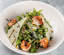 Салат из рукколы с креветками
