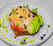 Яйцо Бенедикт на булочке бриошь с лососем и авокадо