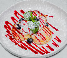 Сырники со сметаной, чиа и свежей голубикой