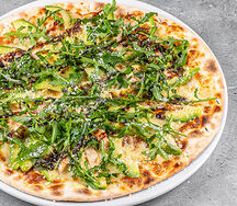 Пицца с курицей и авокадо