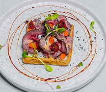 Вафля с ростбифом, трюфельным крем-чизом и устричным соусом