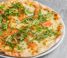 Пицца с лососем и рукколой