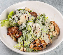 Салат Цезарь с курицей