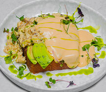 Скрэмбл на булочке бриошь с трюфелем и авокадо