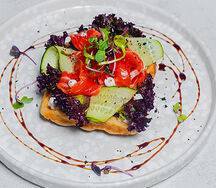 Вафля с лососем и свежим огурцом