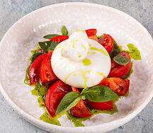 Сыр буррата с розовыми томатами