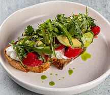 Брускетта со страчателлой, авокадо и томатами