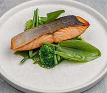 Лосось с овощами и соусом из щавеля