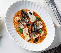 Орзо с морепродуктами в томатном соусе