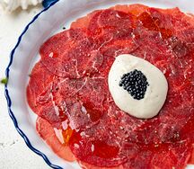 Карпаччо из говядины с соусом из печени трески и черной икрой