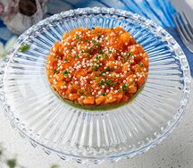 Тартар из лосося с медовым шисо и рисовым кранчем