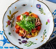 Теплый салат с щупальцами кальмара и томатной сальсой