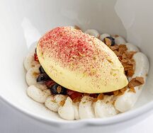 Манго Чиз, кокосовый ганаш и тартар из клубники