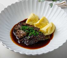 Телячьи щеки с картофельным пюре и соусом демиглас