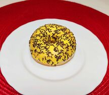 Донат с банановой глазурью и шоколадной крошкой